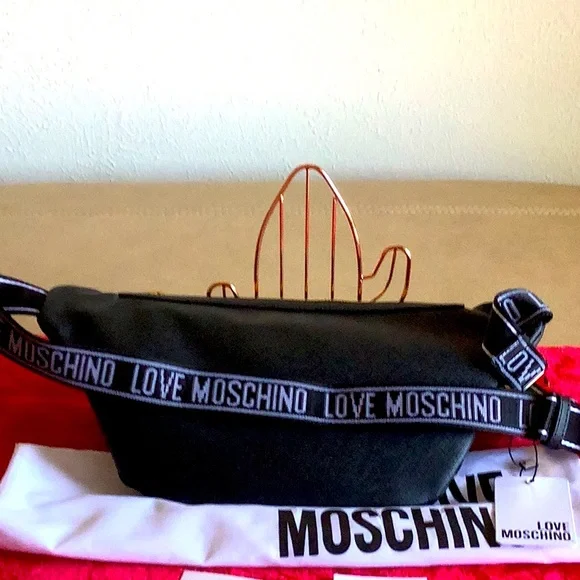 Moschino Fanny Pack. BORSA PU NERO STAMPA ROSA. JC4073PP1CLG100A